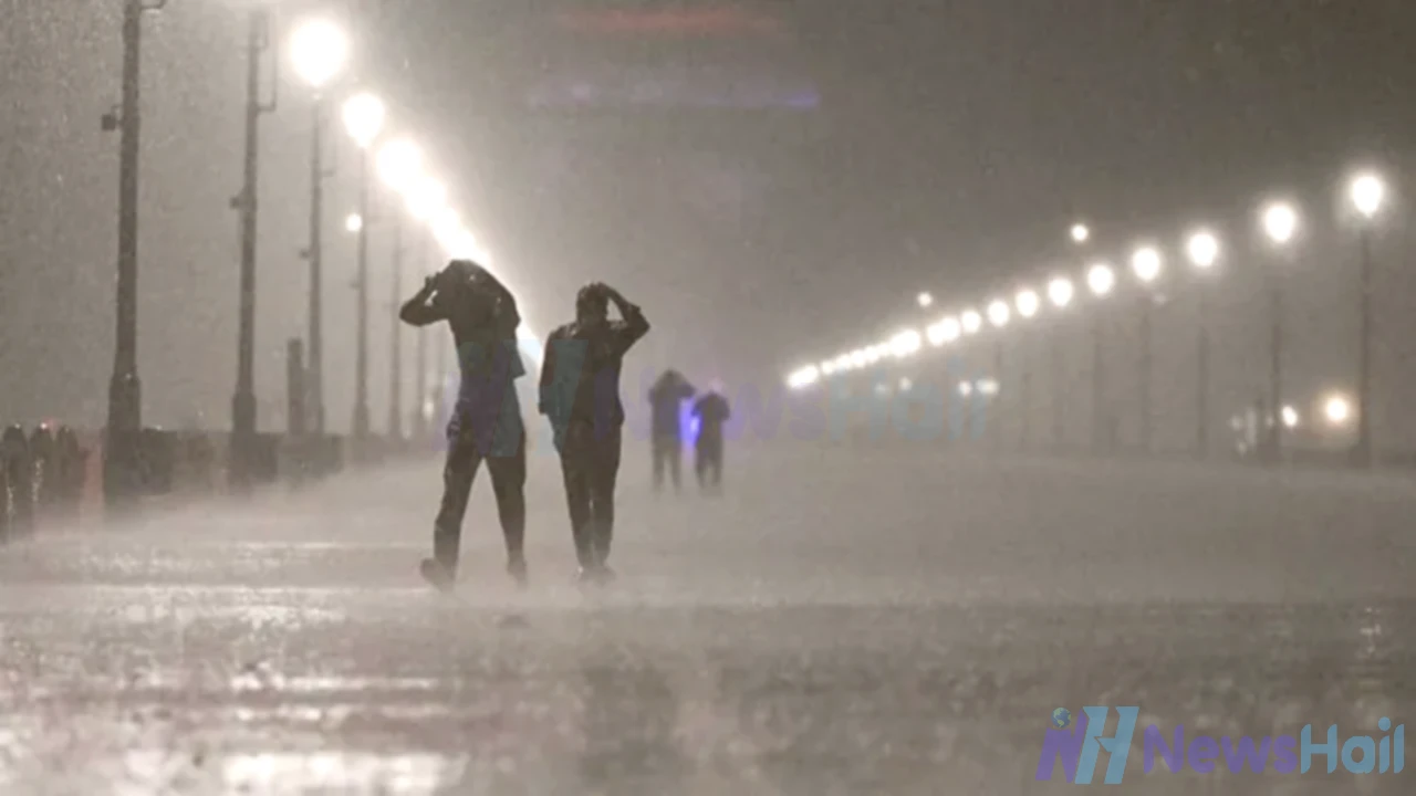 Severe Storms Hit Delhi and Mumbai, Kill 4 and Disrupt Flights and Traffic