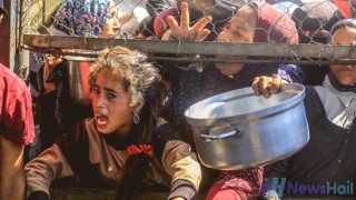 Desperate Crowds Seize Aid in Gaza Amid Worsening Hunger Crisis